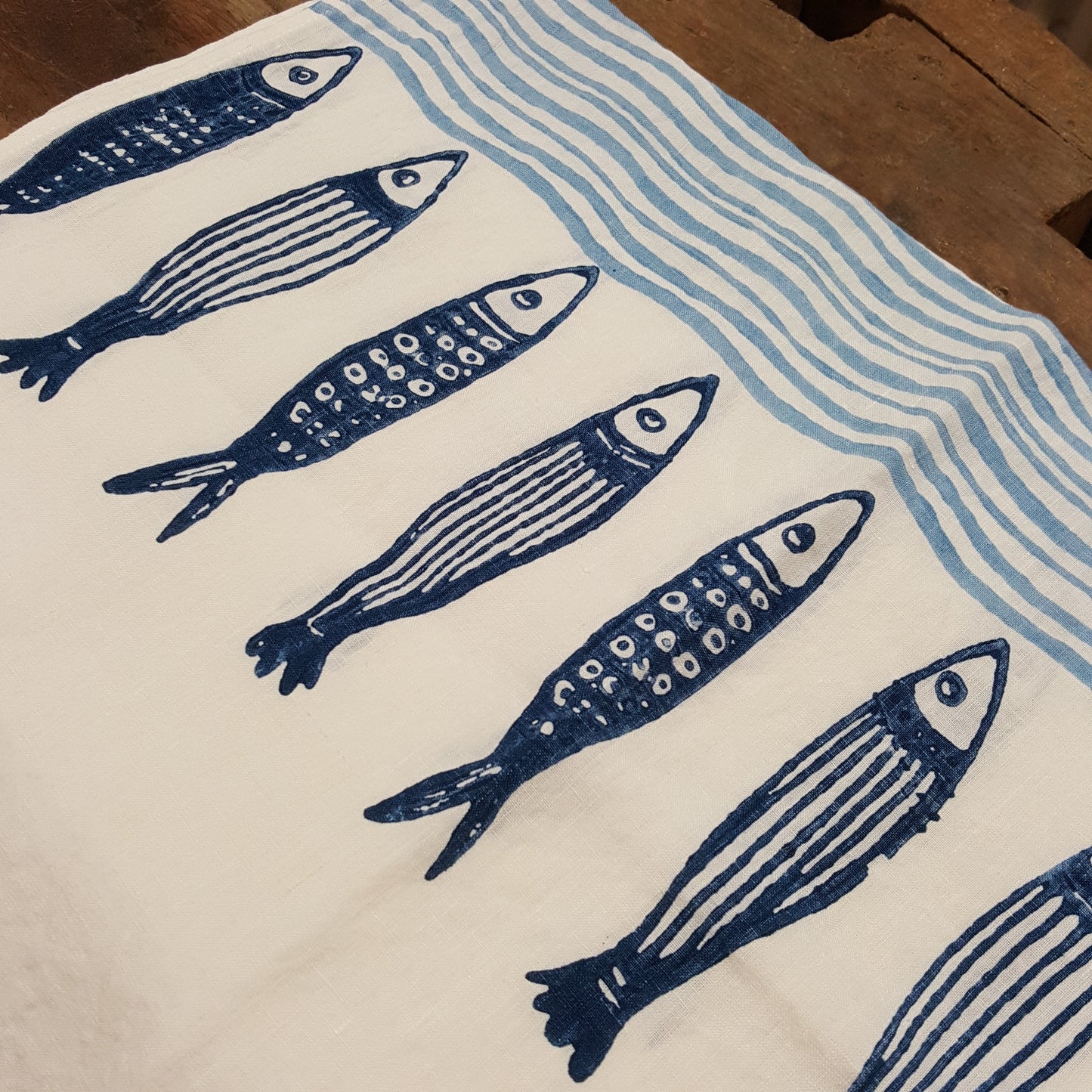 GEO collection runner in wrinkled linen