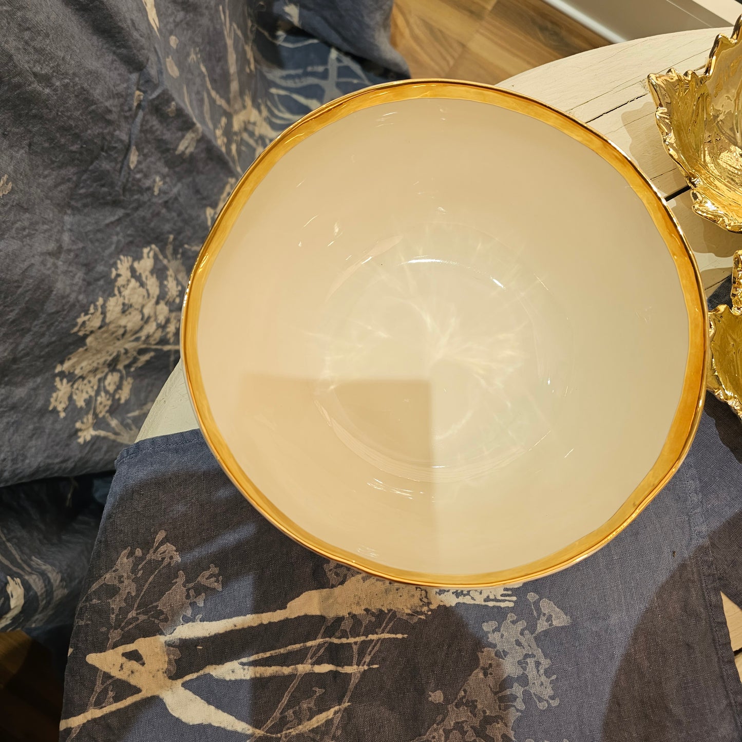 Bowl Porcelain centerpiece with gold edge