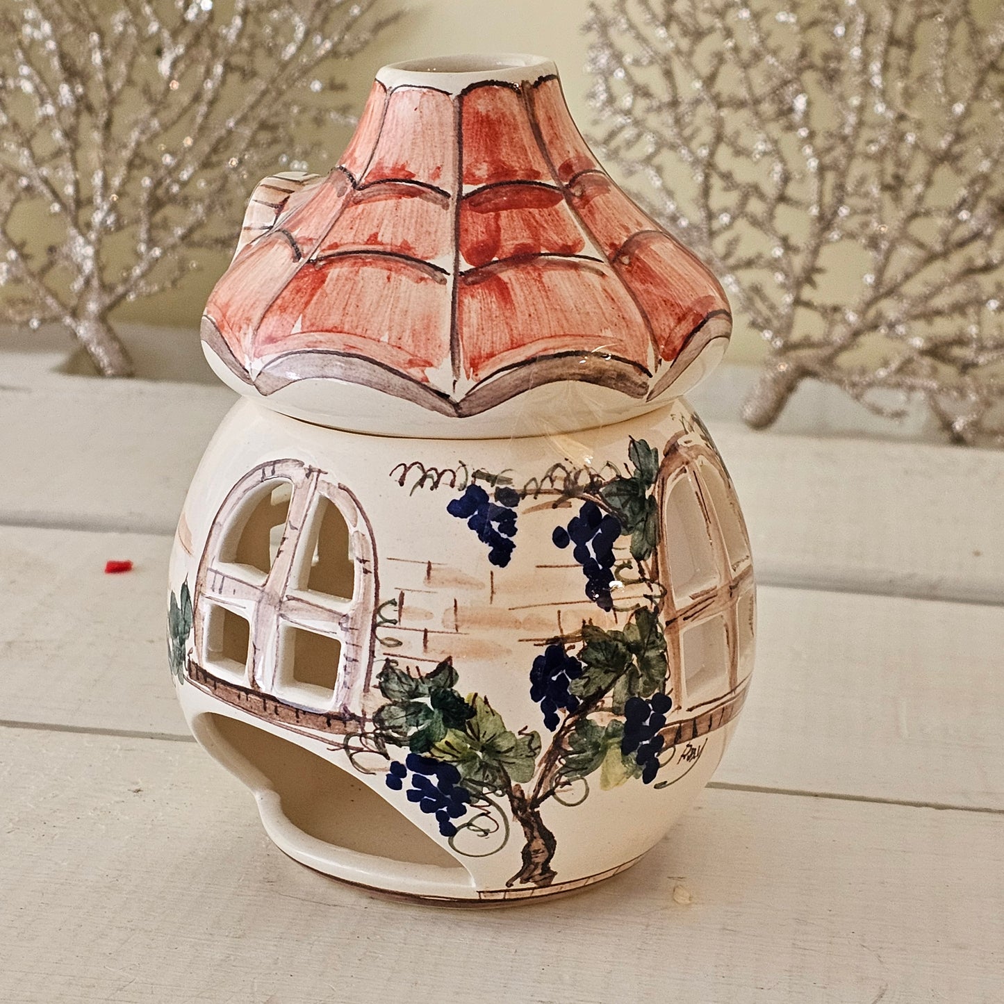 Diffuser burns Essences handcrafted in the shape of a house