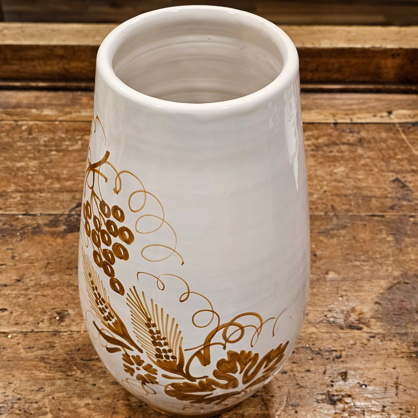 Flower vase with spike decorations and Romagna grapes