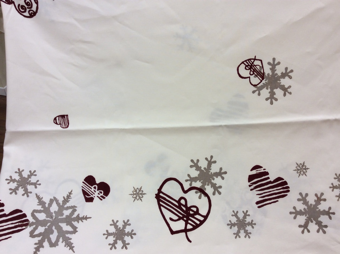 Christmas tablecloth in natural linen with bows and hearts print