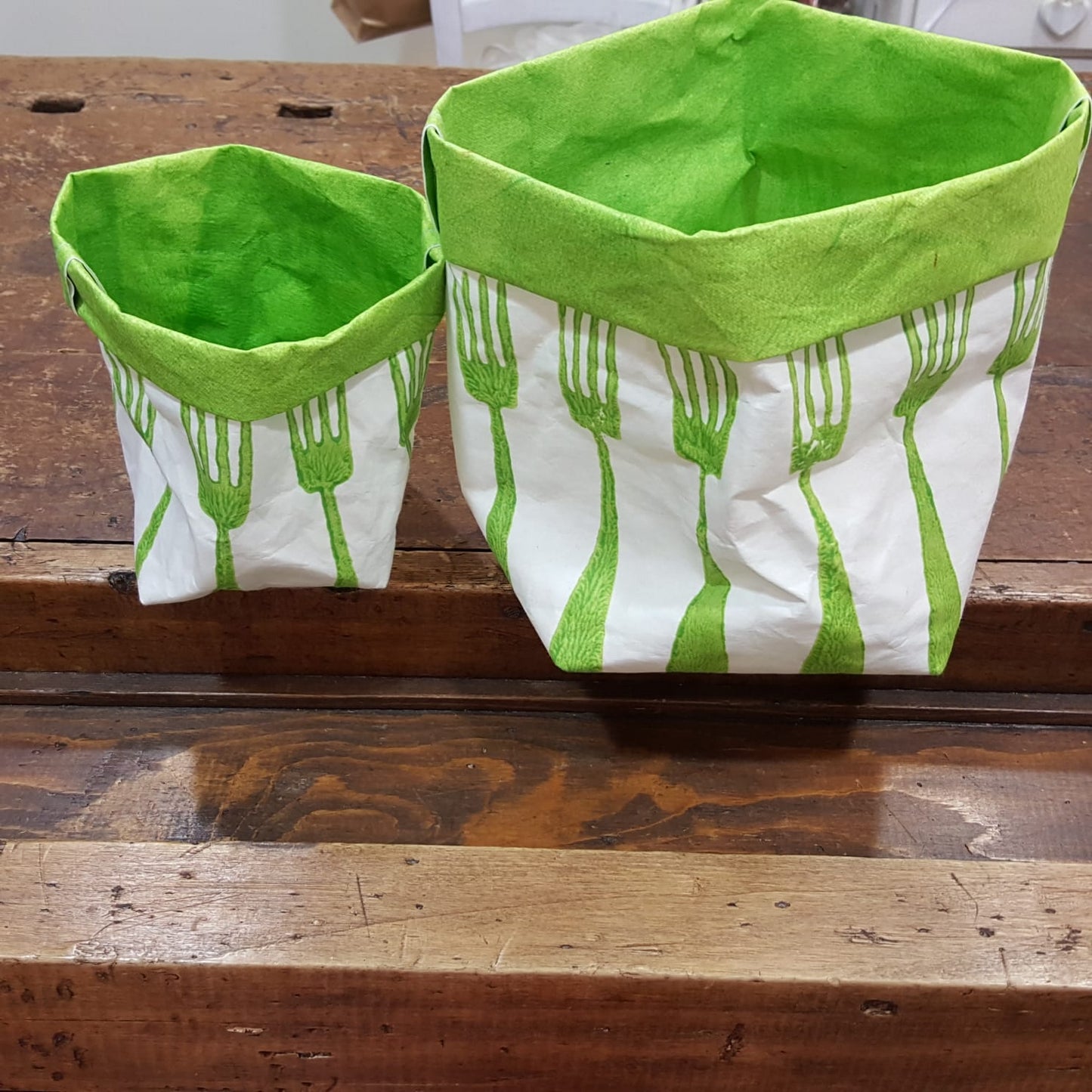 Bread basket in washable paper decorated with forks