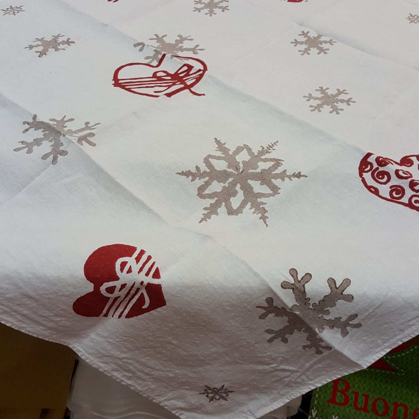 Flakes and Hearts Collection table cover in Linen