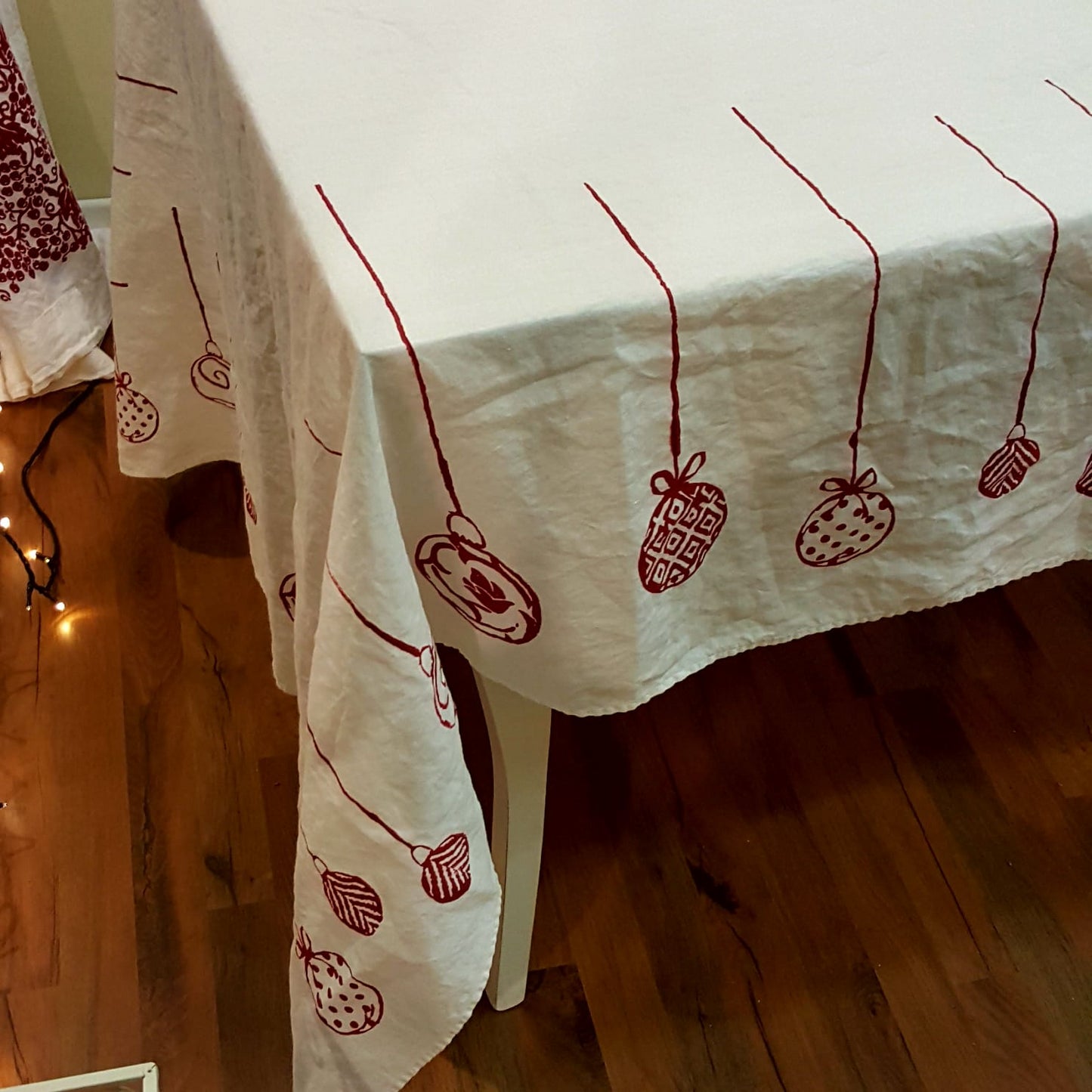 Christmas tablecloth in linen with red decoration. Natalia Collection