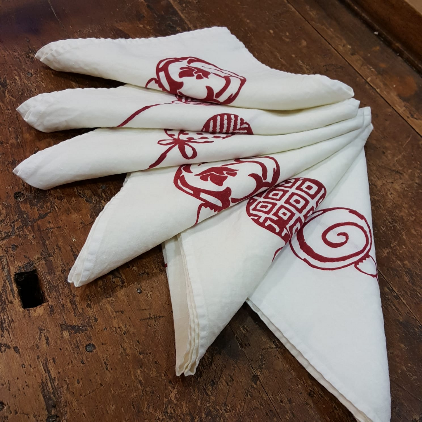 Christmas tablecloth in linen with red decoration. Natalia Collection