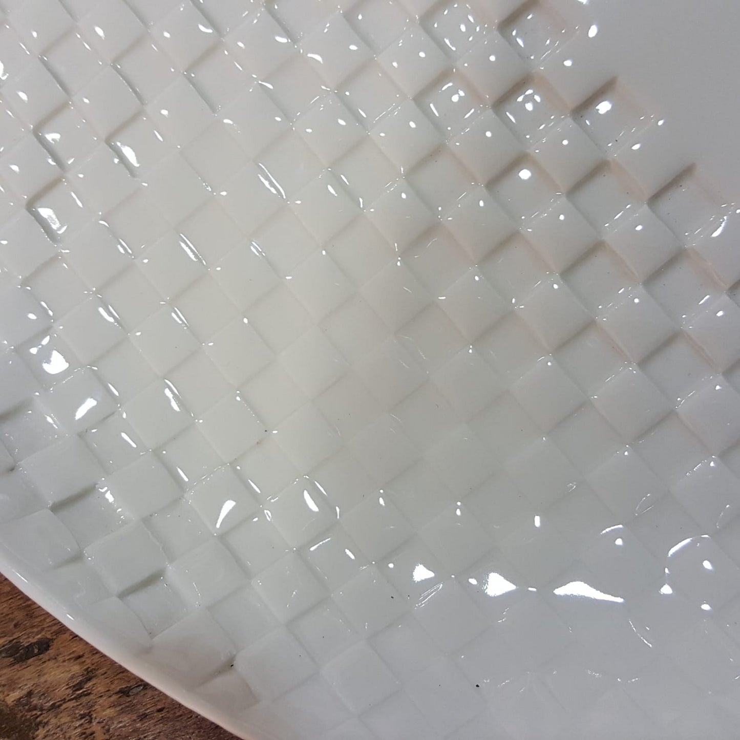 Oval flat plate in white porcelain with checkers imprint