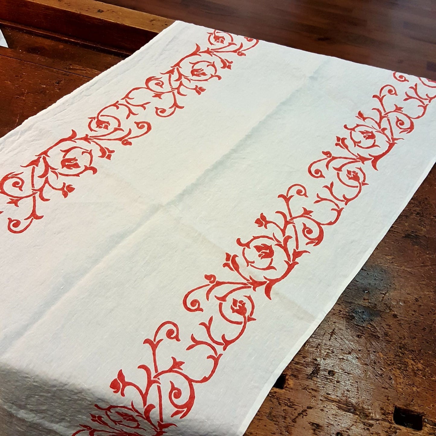 Linen table runner with bud design