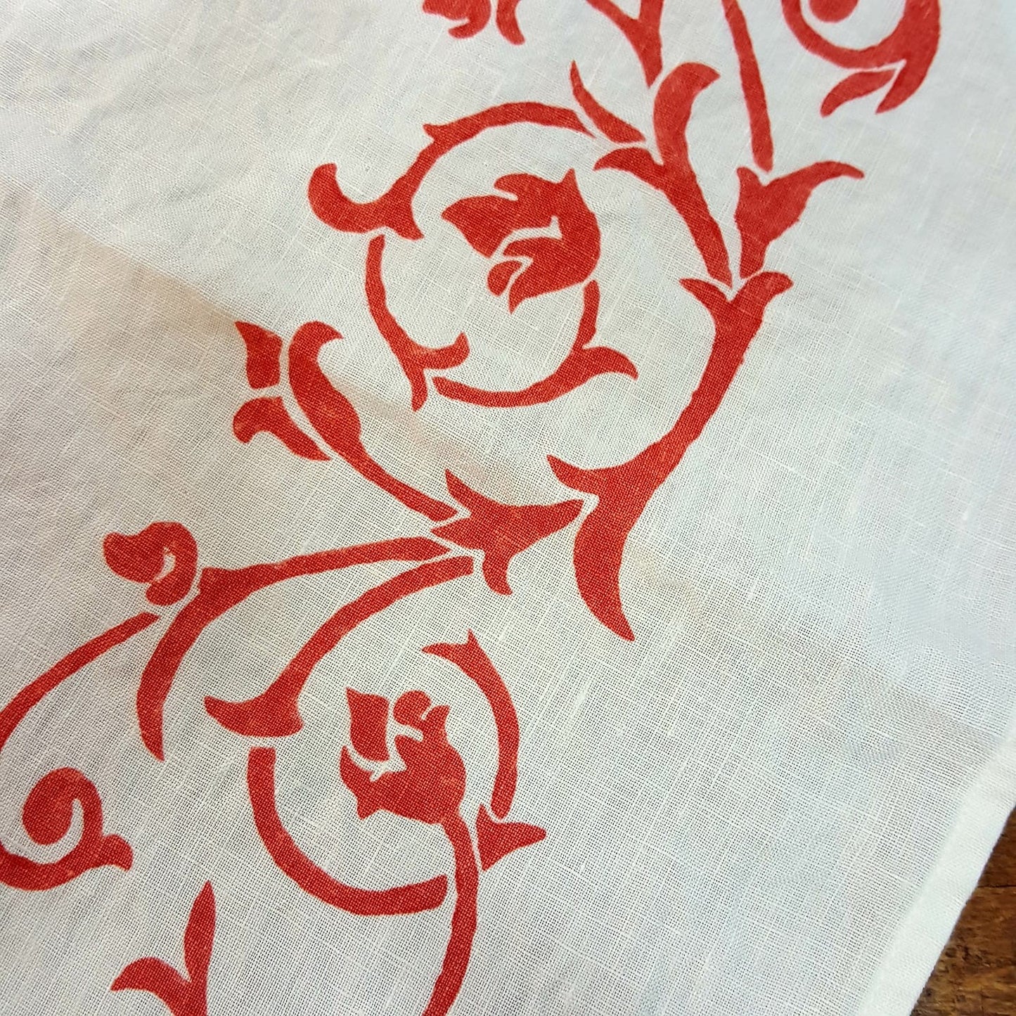 Linen table runner with bud design