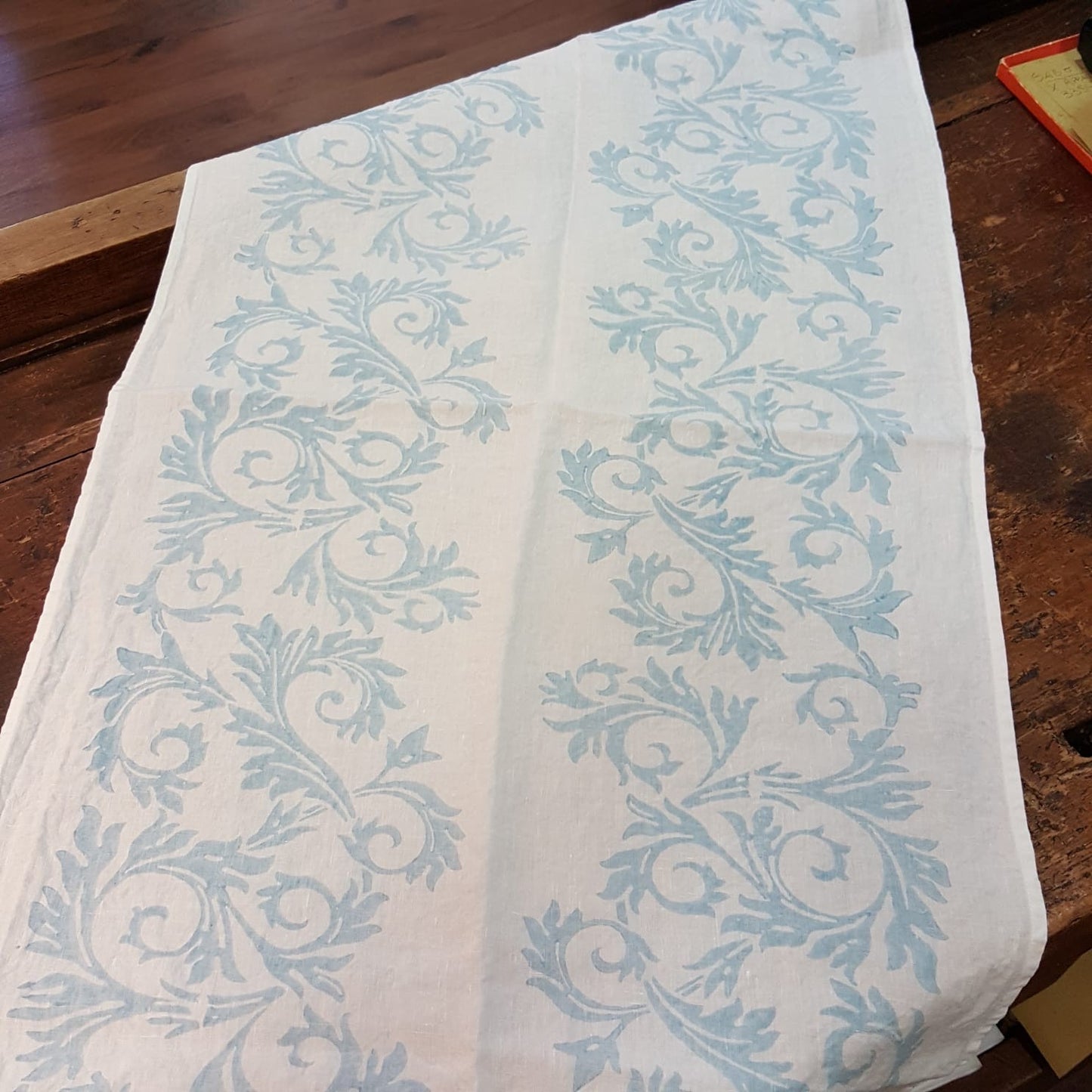 Table runner in pure linen from the Acanto collection