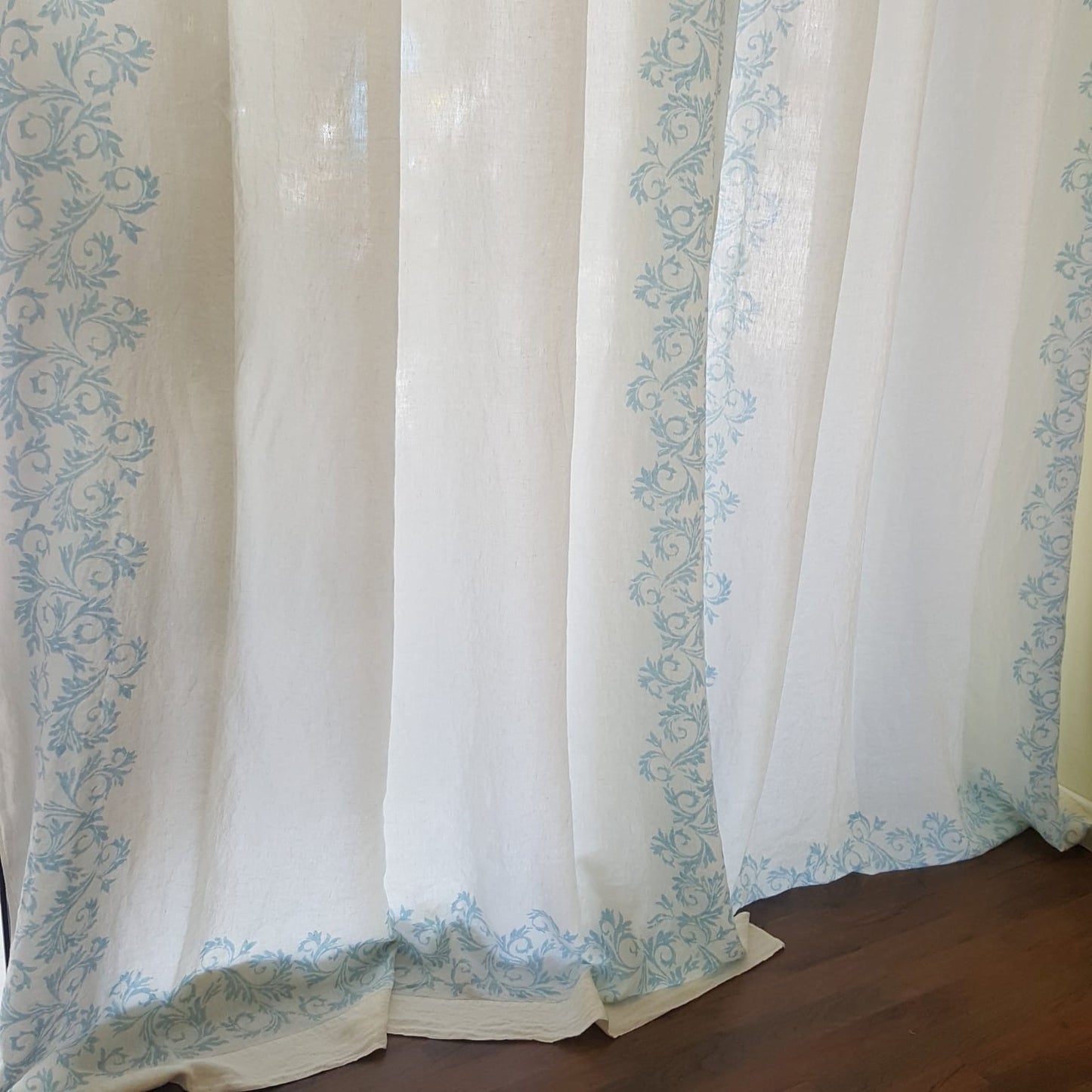 Curtains in crumpled natural linen from the Acanto collection