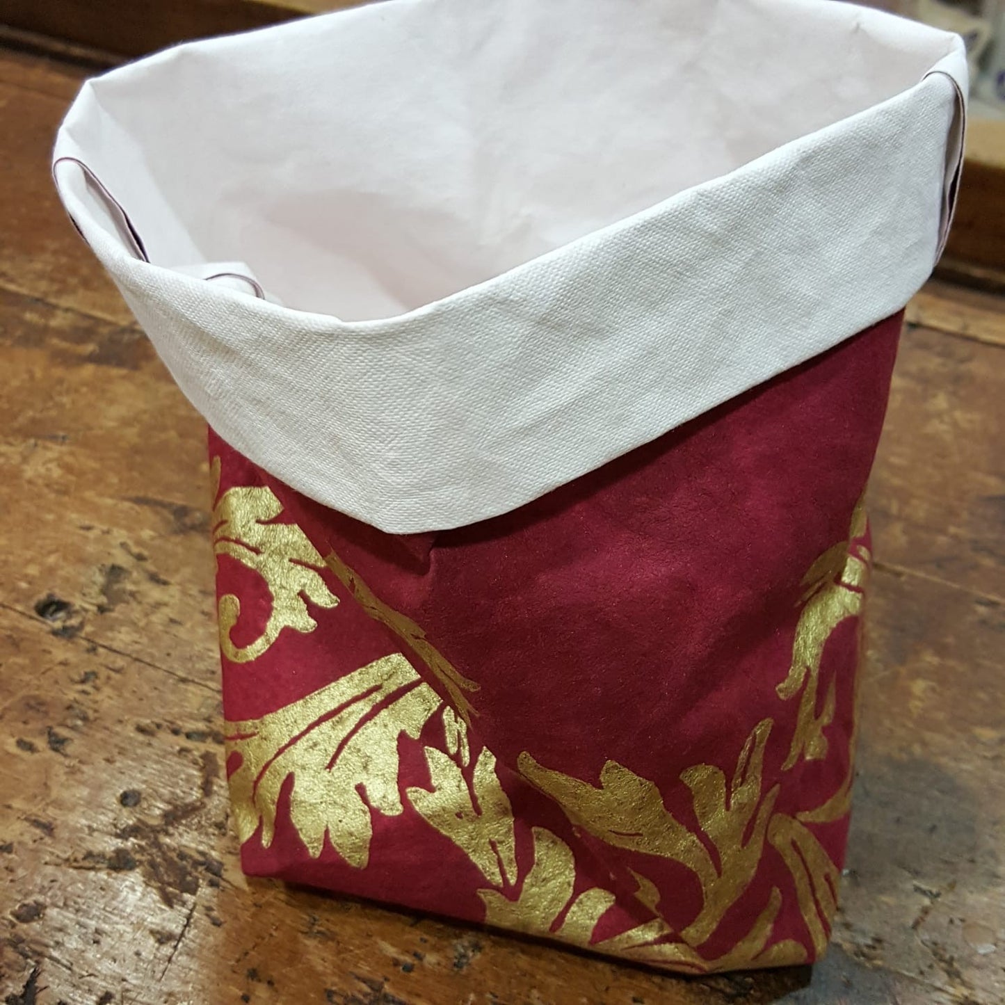 Bread basket or object holder in washable paper from the Acanto collection