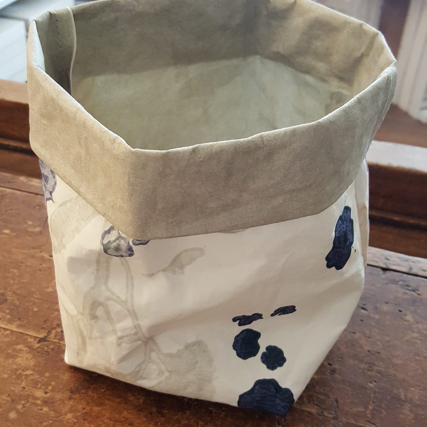 Storage basket in washable paper from the L'Heure Bleue collection