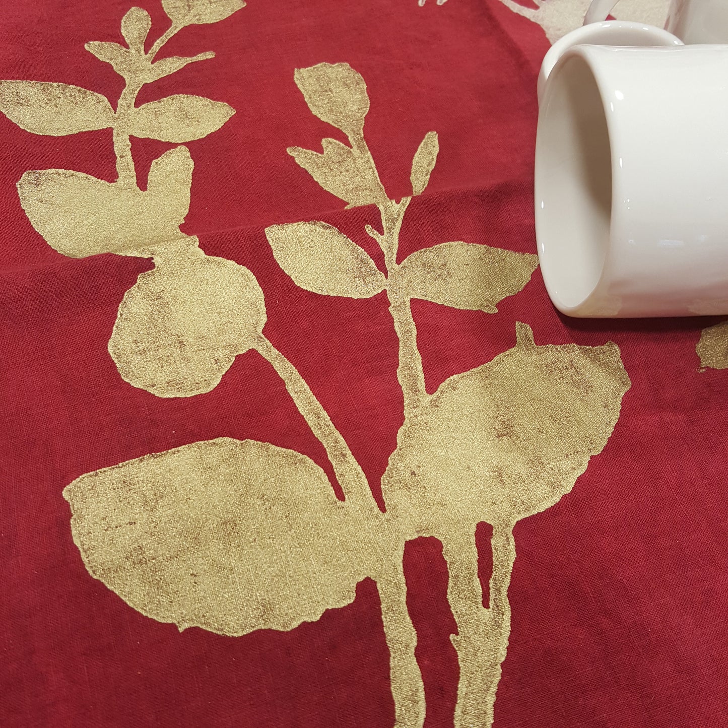 Underplate in natural Linen Red Garden Collection