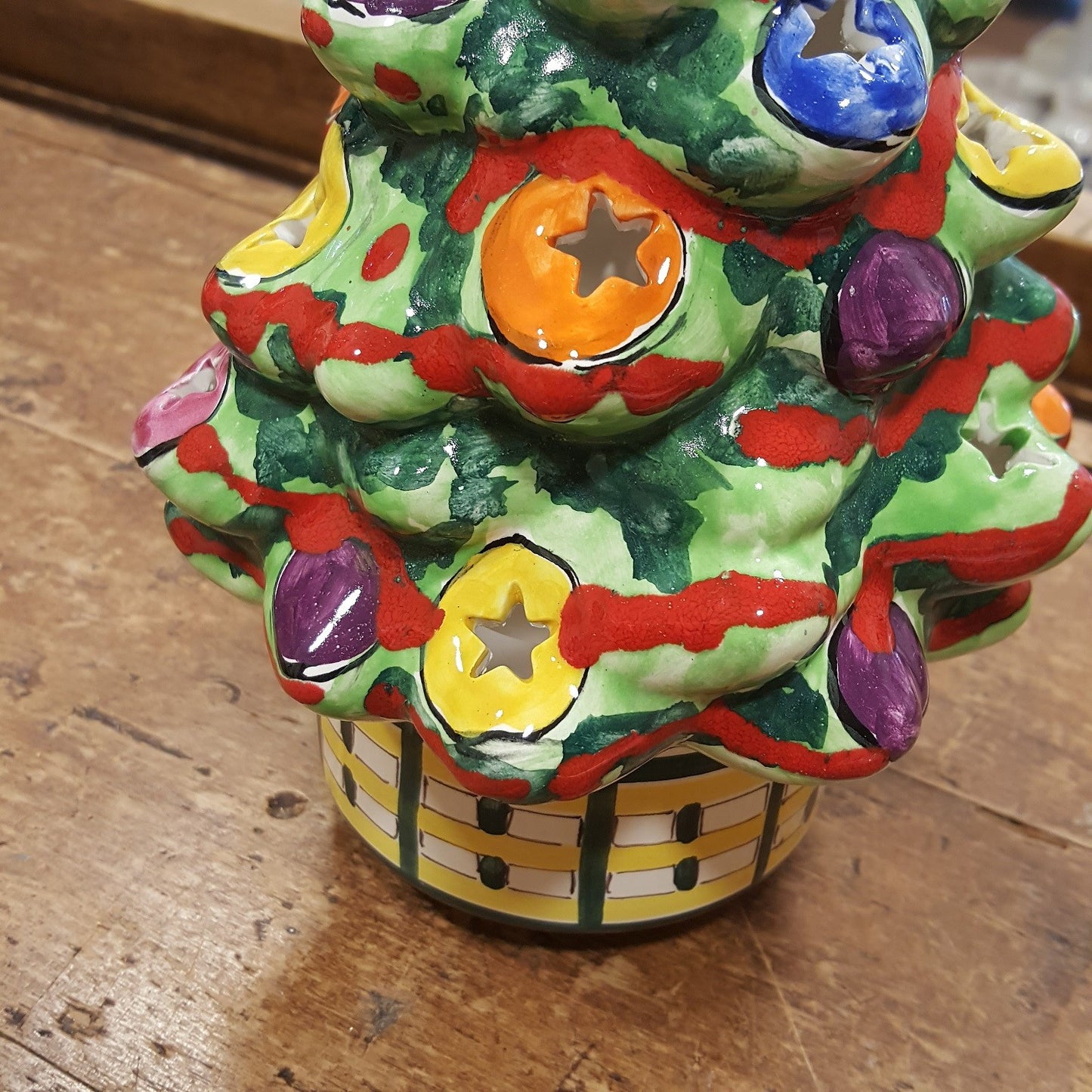 Albero di Natale in ceramica decorato a mano
