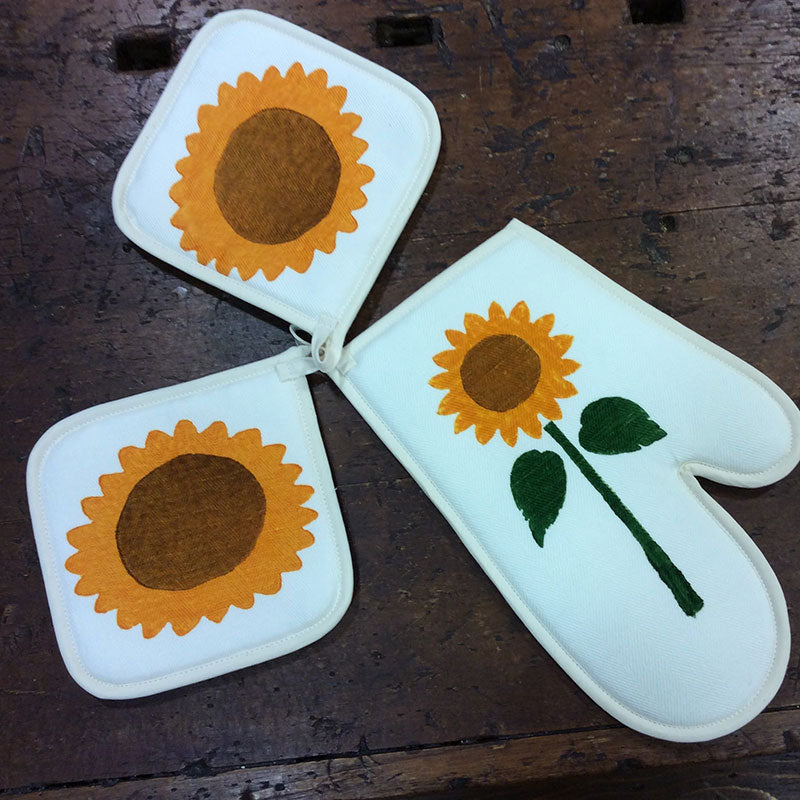 Pot holders and kitchen mitt in linen blend