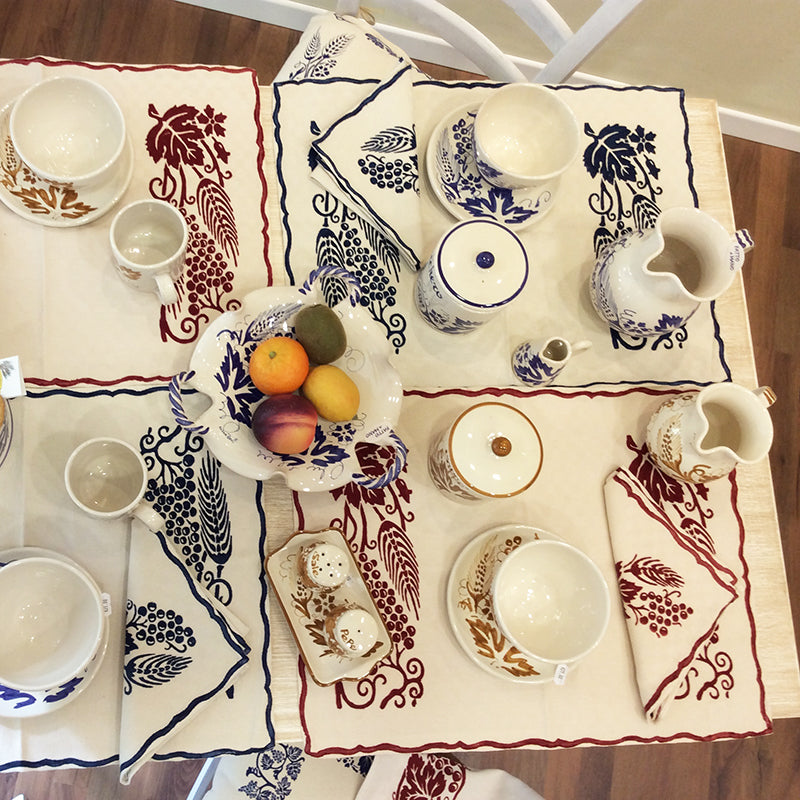 Complete breakfast service in ceramic and mixed linen