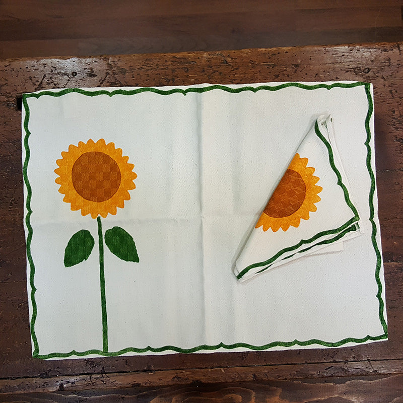 Placemat with sunflower print napkin