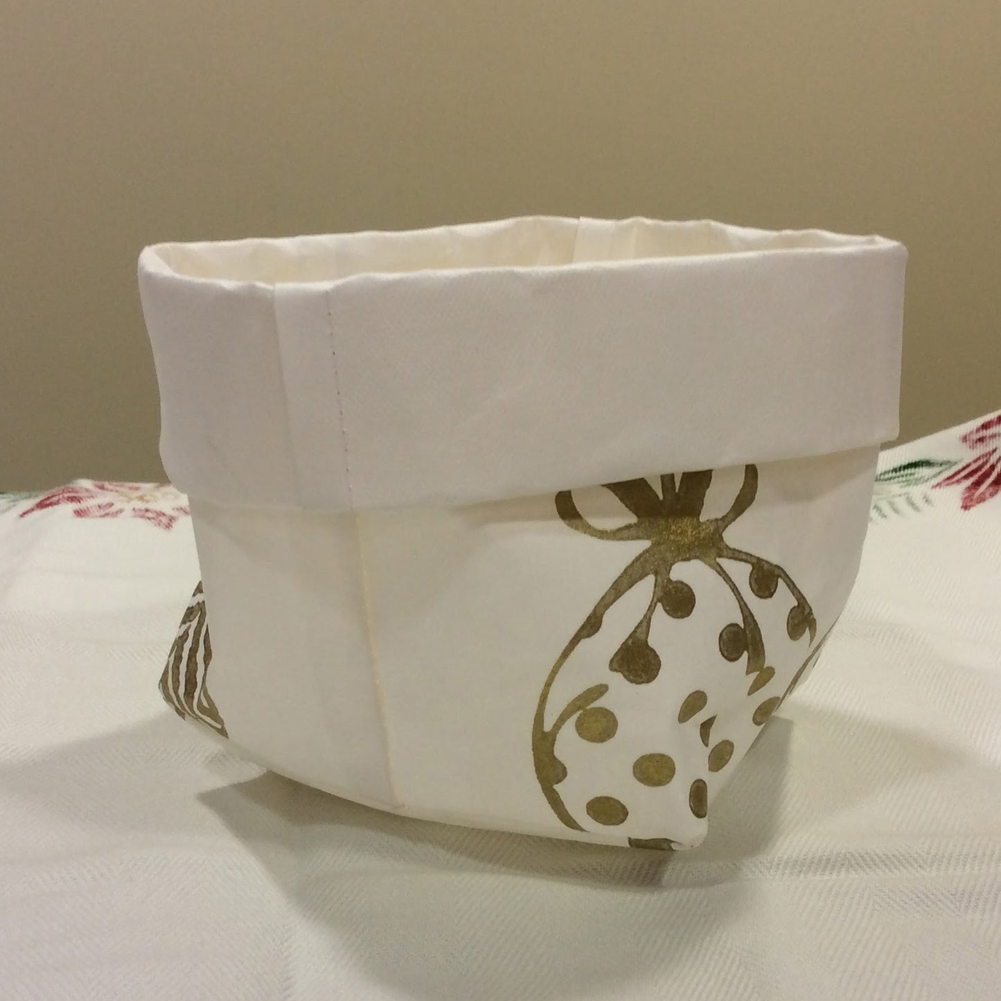 Bread basket in white and gold washable paper