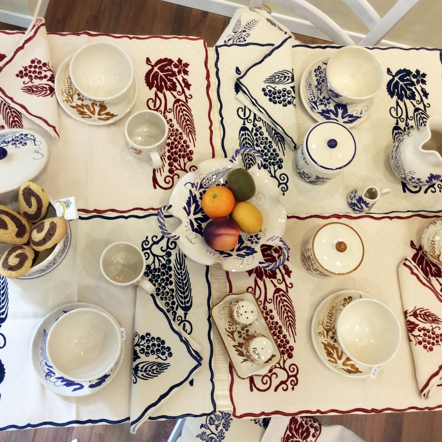 Complete breakfast service in ceramic and mixed linen