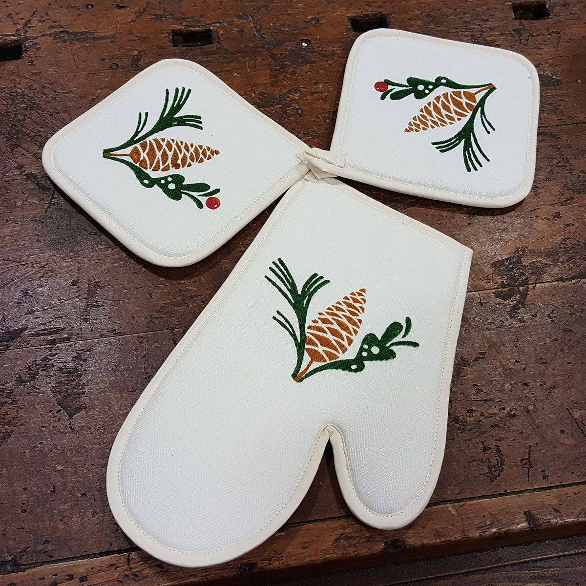 Christmas Pot Holders and Kitchen Glove with Pine Cones
