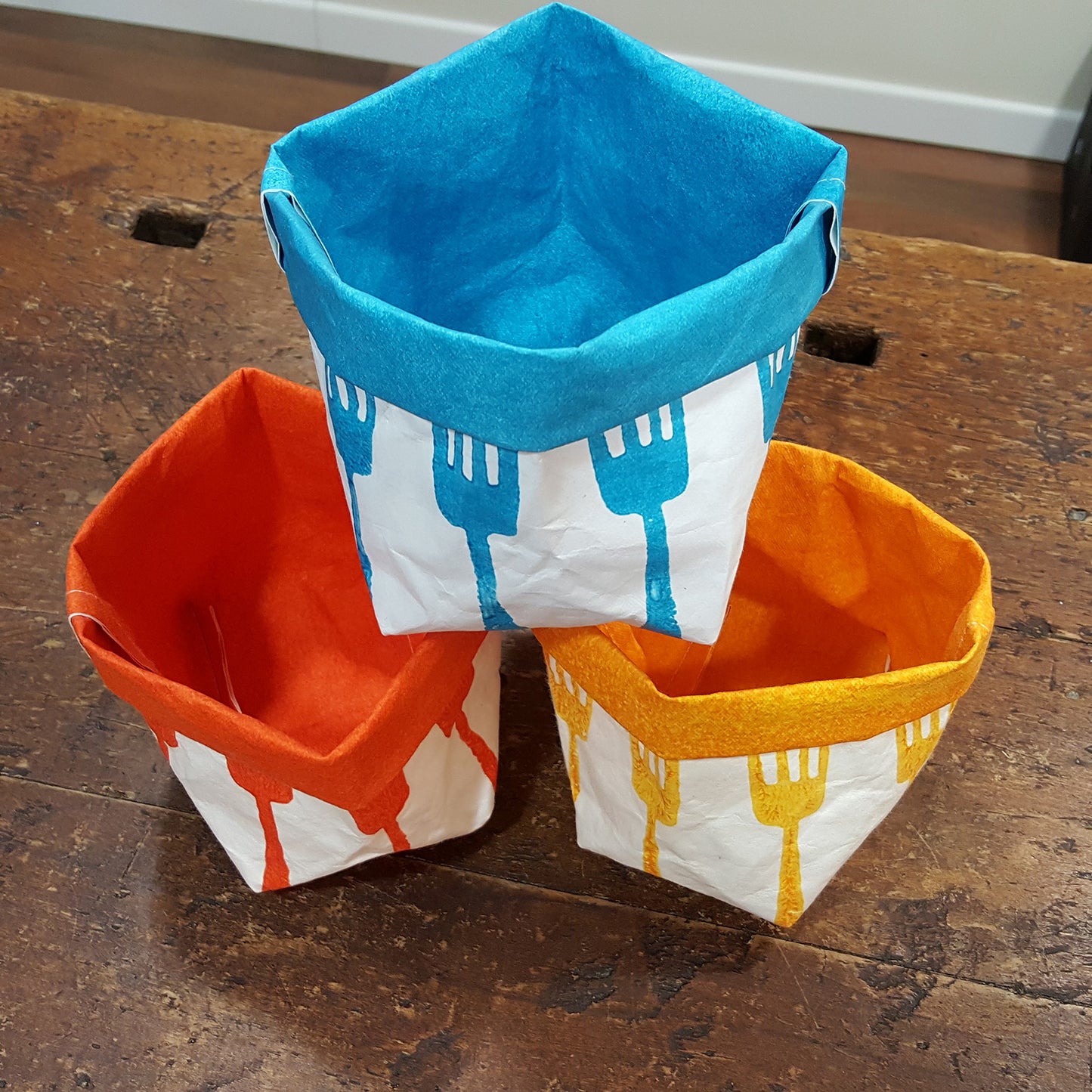 Bread basket in washable paper decorated with forks