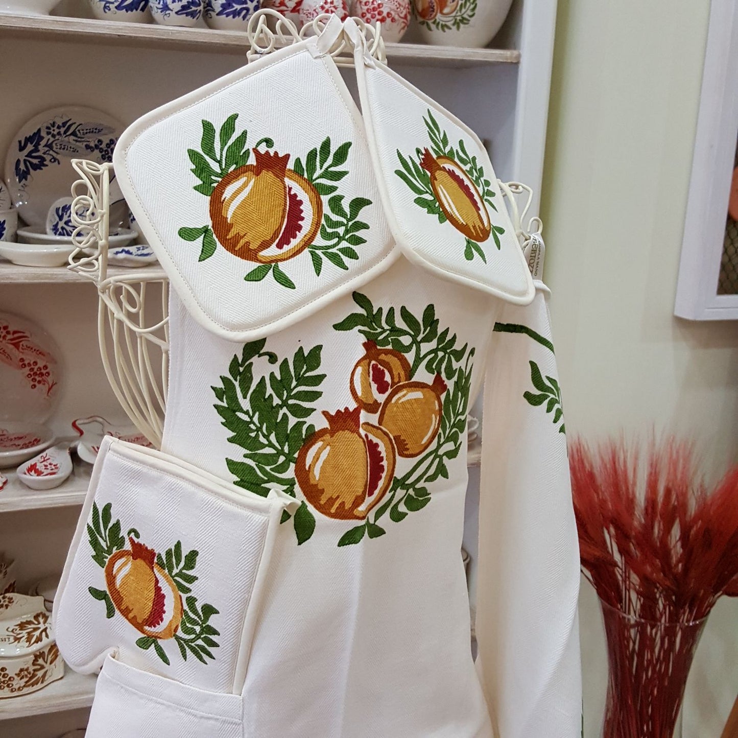 Kitchen set in cotton and linen with pomegranate print