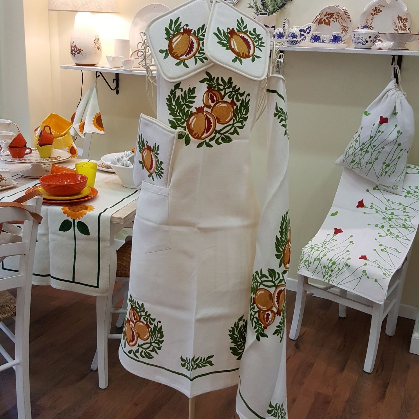 Kitchen set in cotton and linen with pomegranate print