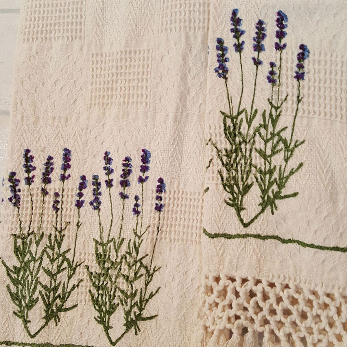 Pair of towels from the Lavanda Cotton Jacquard Collection