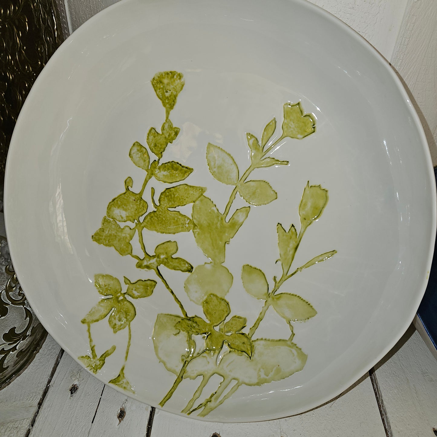 Round ceramic serving plate decorated with strawberries