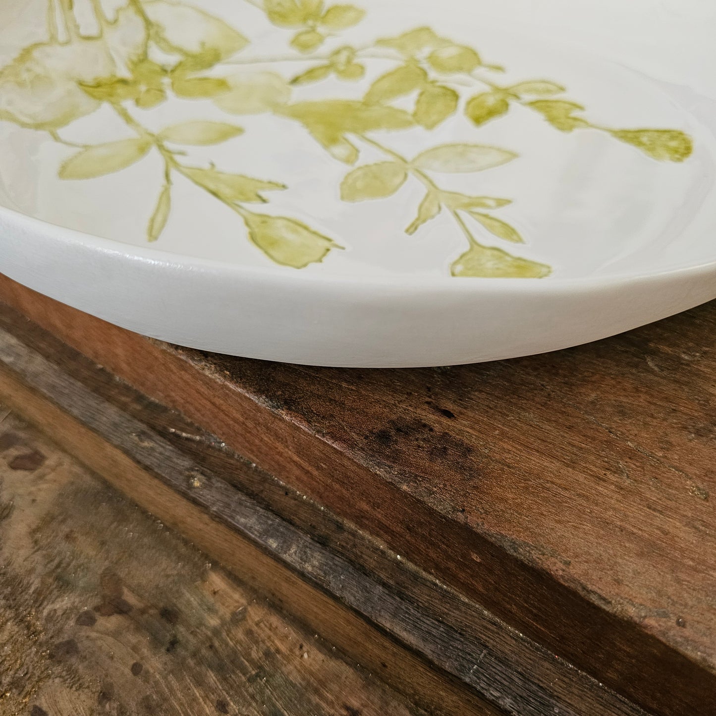 Round ceramic serving plate decorated with strawberries