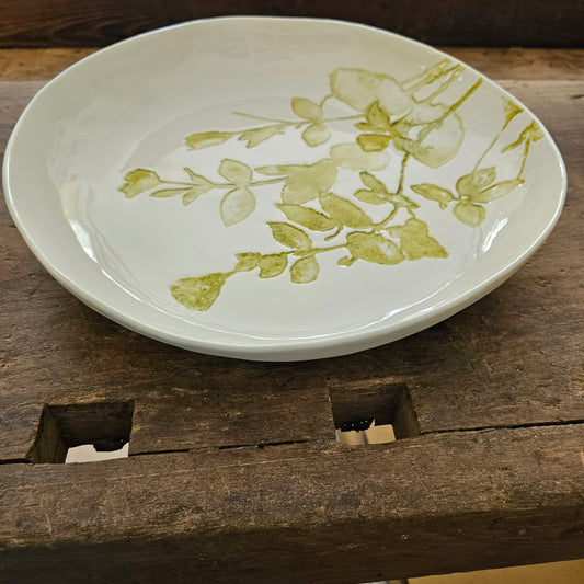 Round ceramic serving plate decorated with strawberries