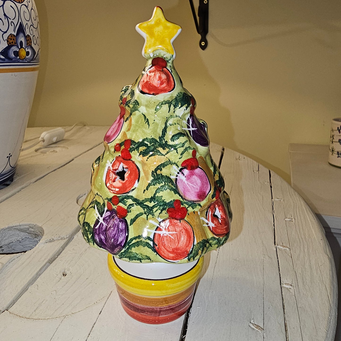 Mini Christmas tree in hand-decorated ceramic