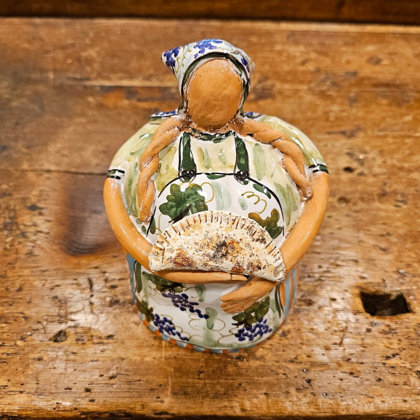 Azdore Romagna giants in hand-decorated ceramic