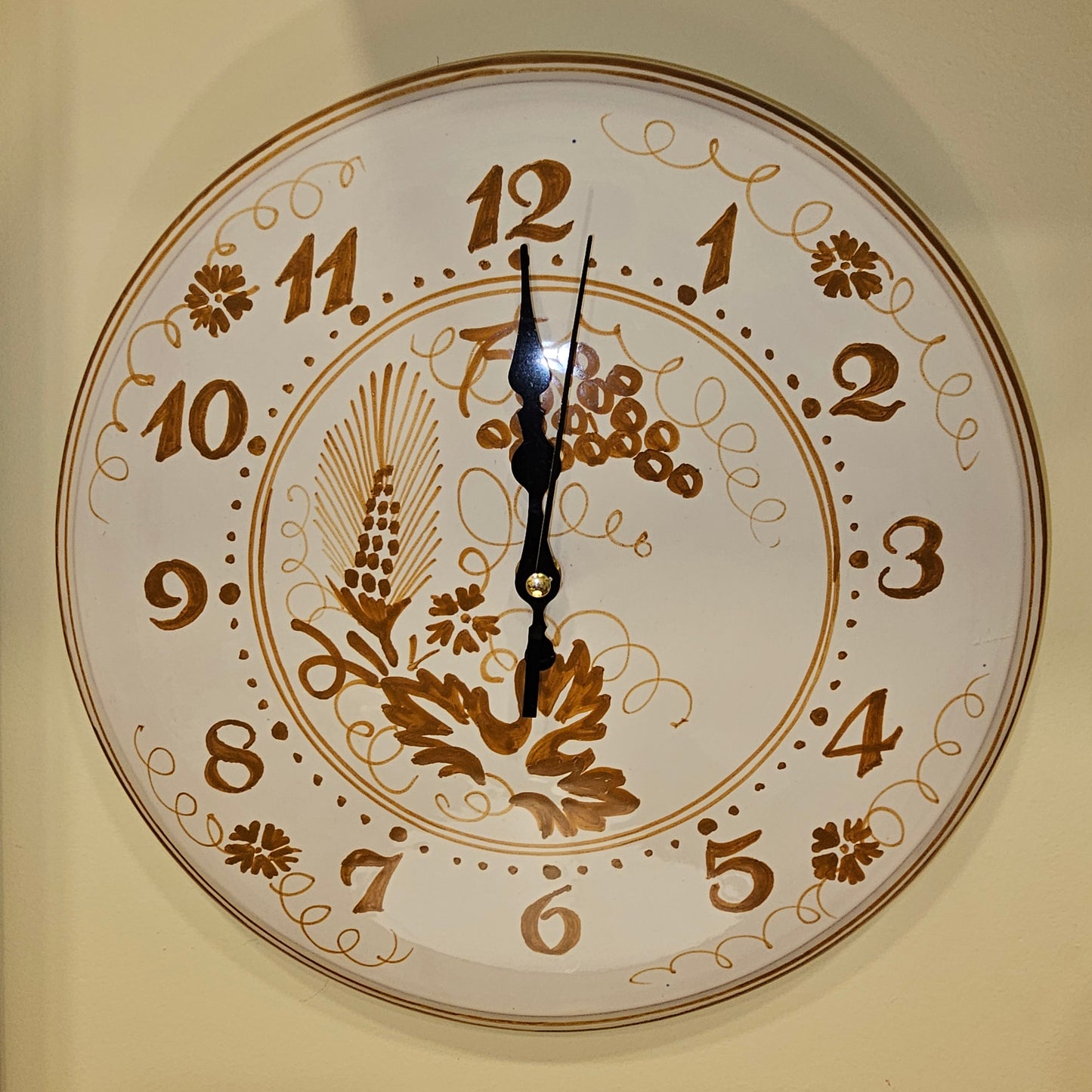 Ceramic clock decorated with Romagna prints