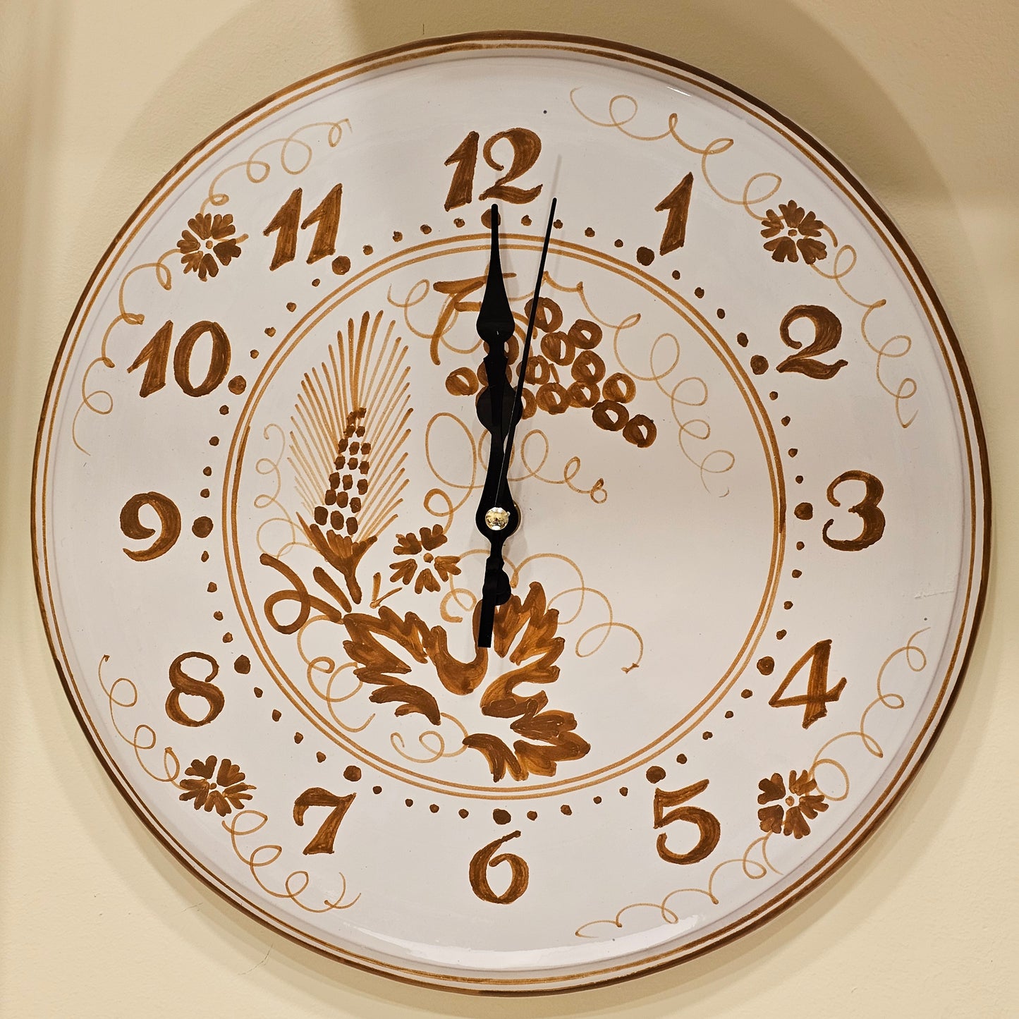 Ceramic clock decorated with Romagna prints