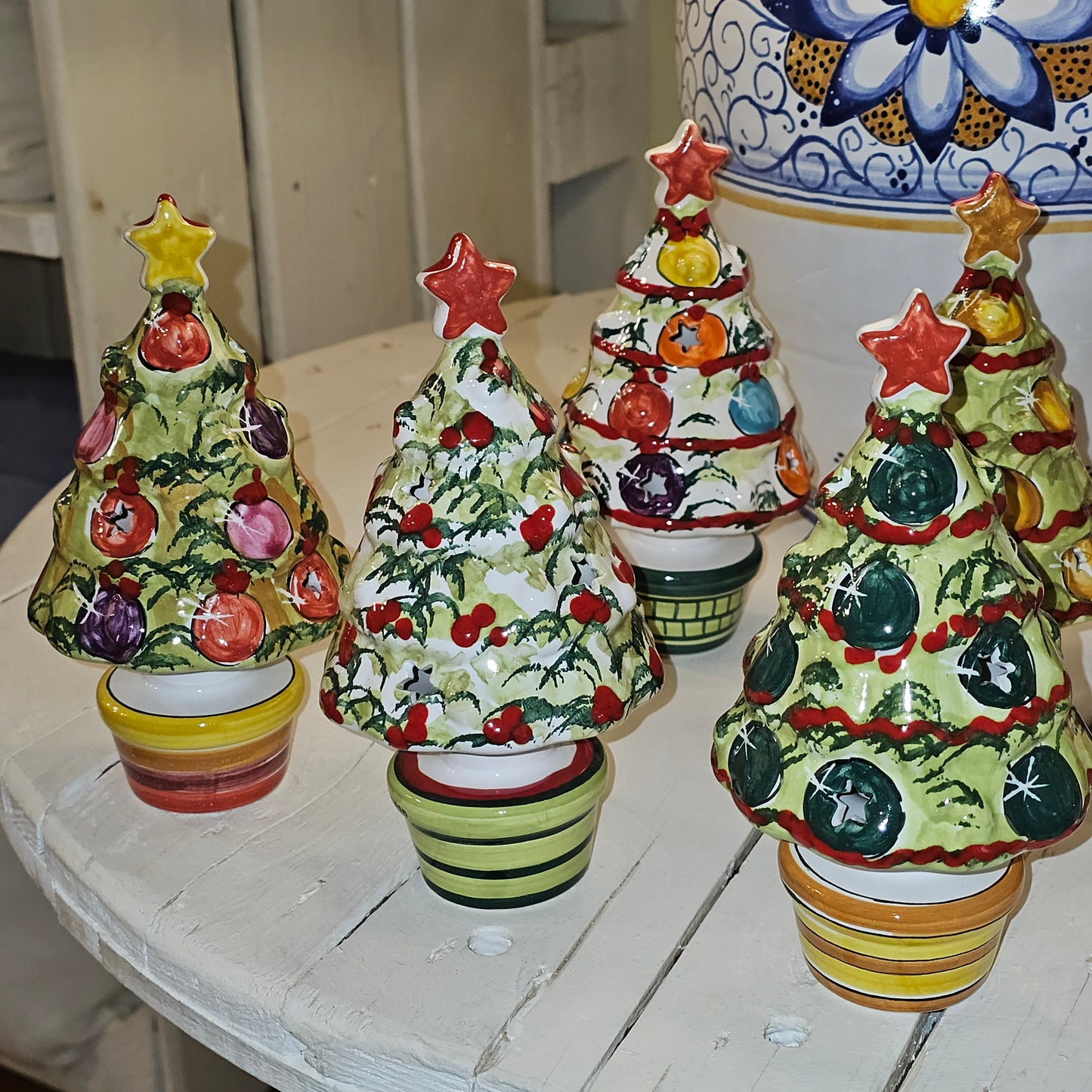Mini Christmas tree in hand-decorated ceramic
