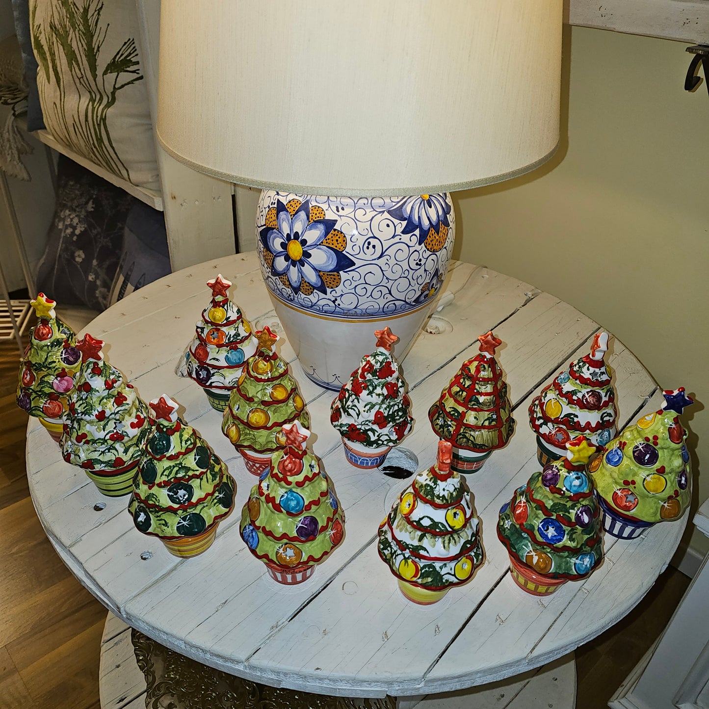 Mini Christmas tree in hand-decorated ceramic