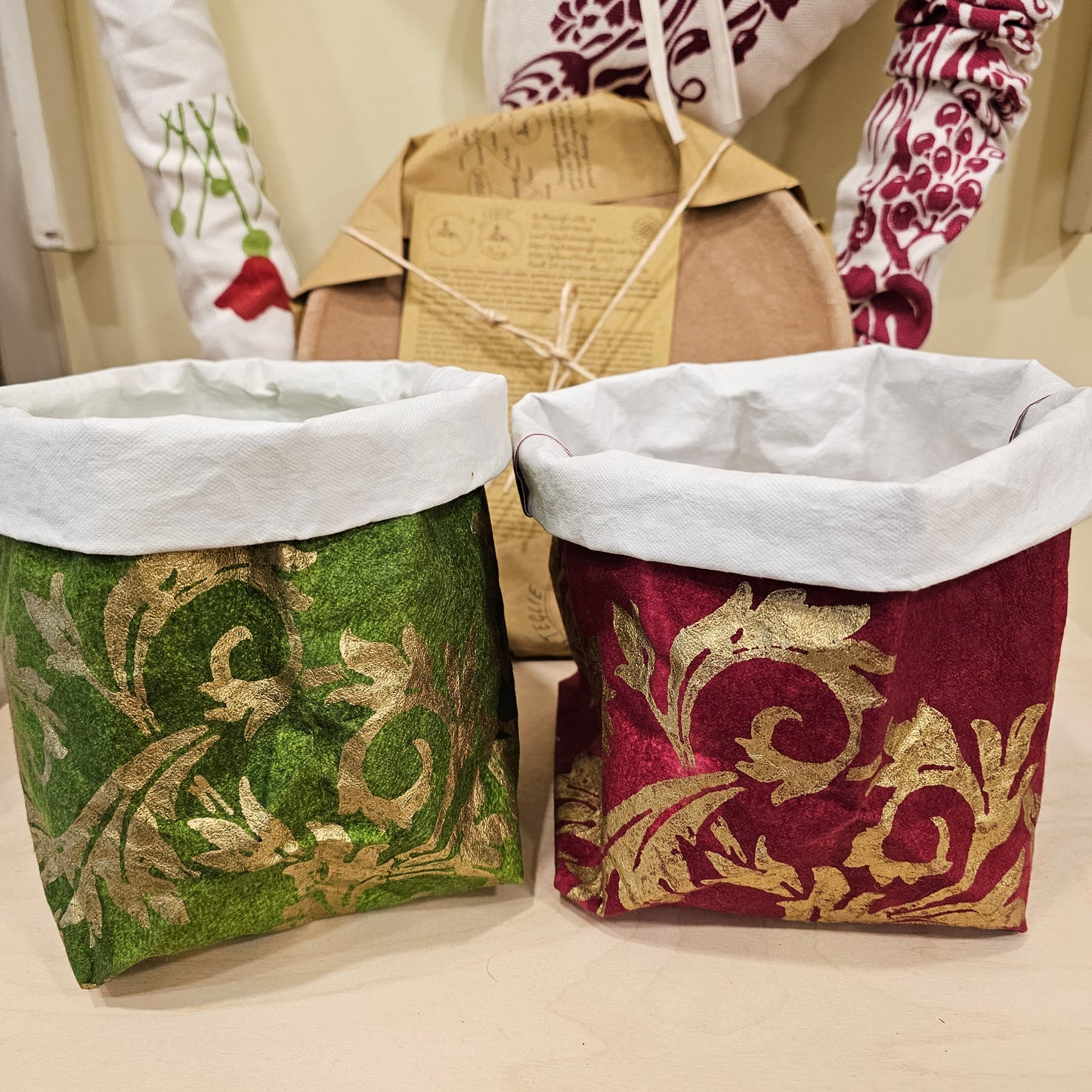 Bread basket or object holder in washable paper from the Acanto collection