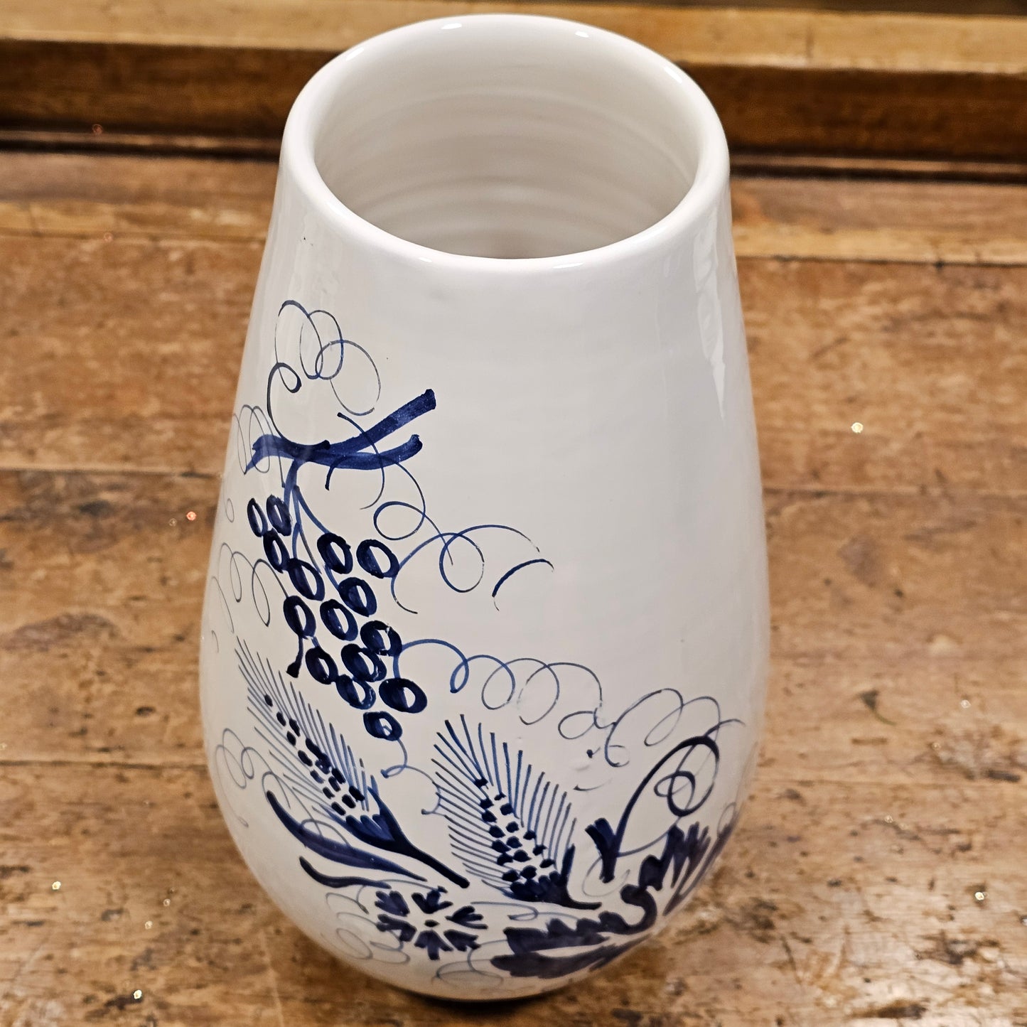 Flower vase with spike decorations and Romagna grapes