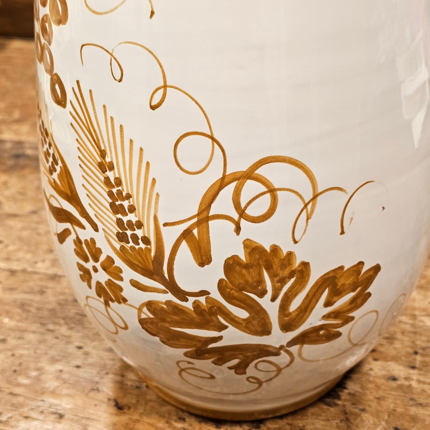 Flower vase with spike decorations and Romagna grapes