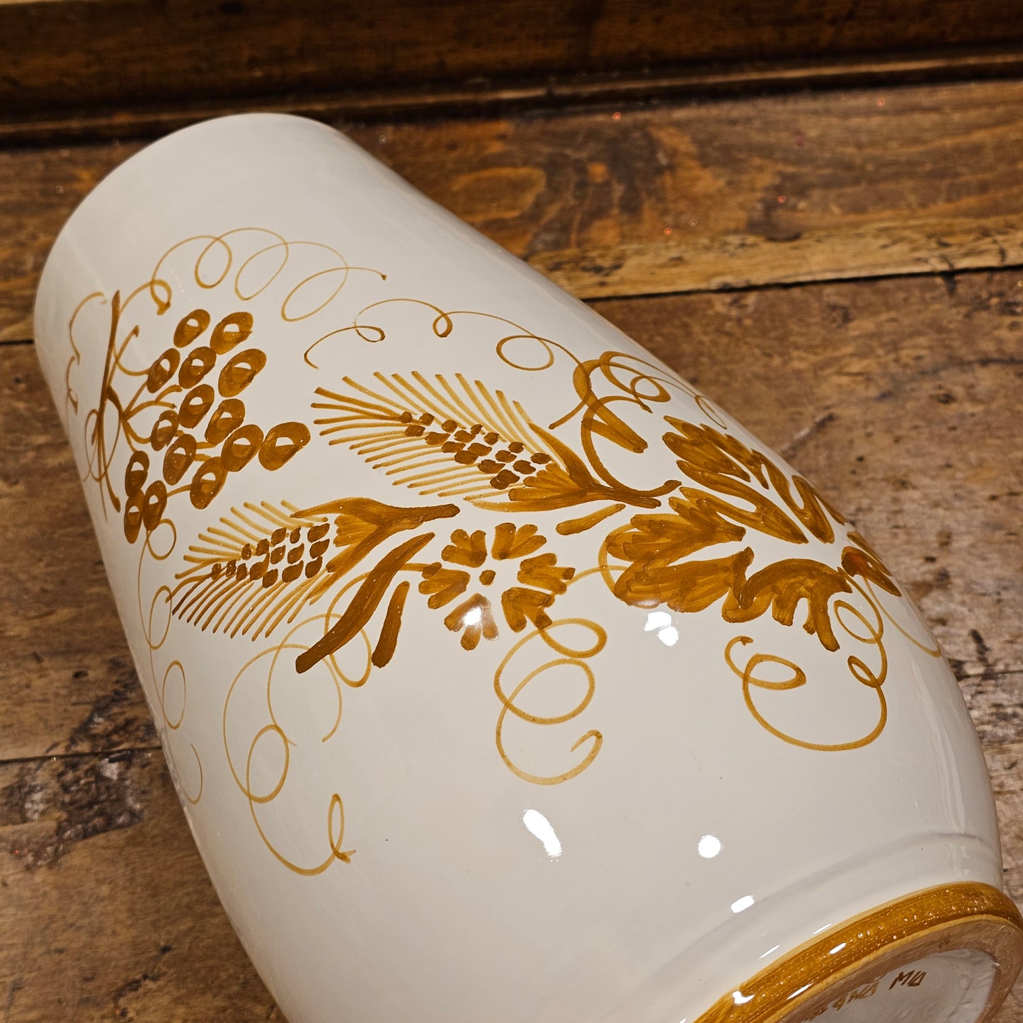 Flower vase with spike decorations and Romagna grapes