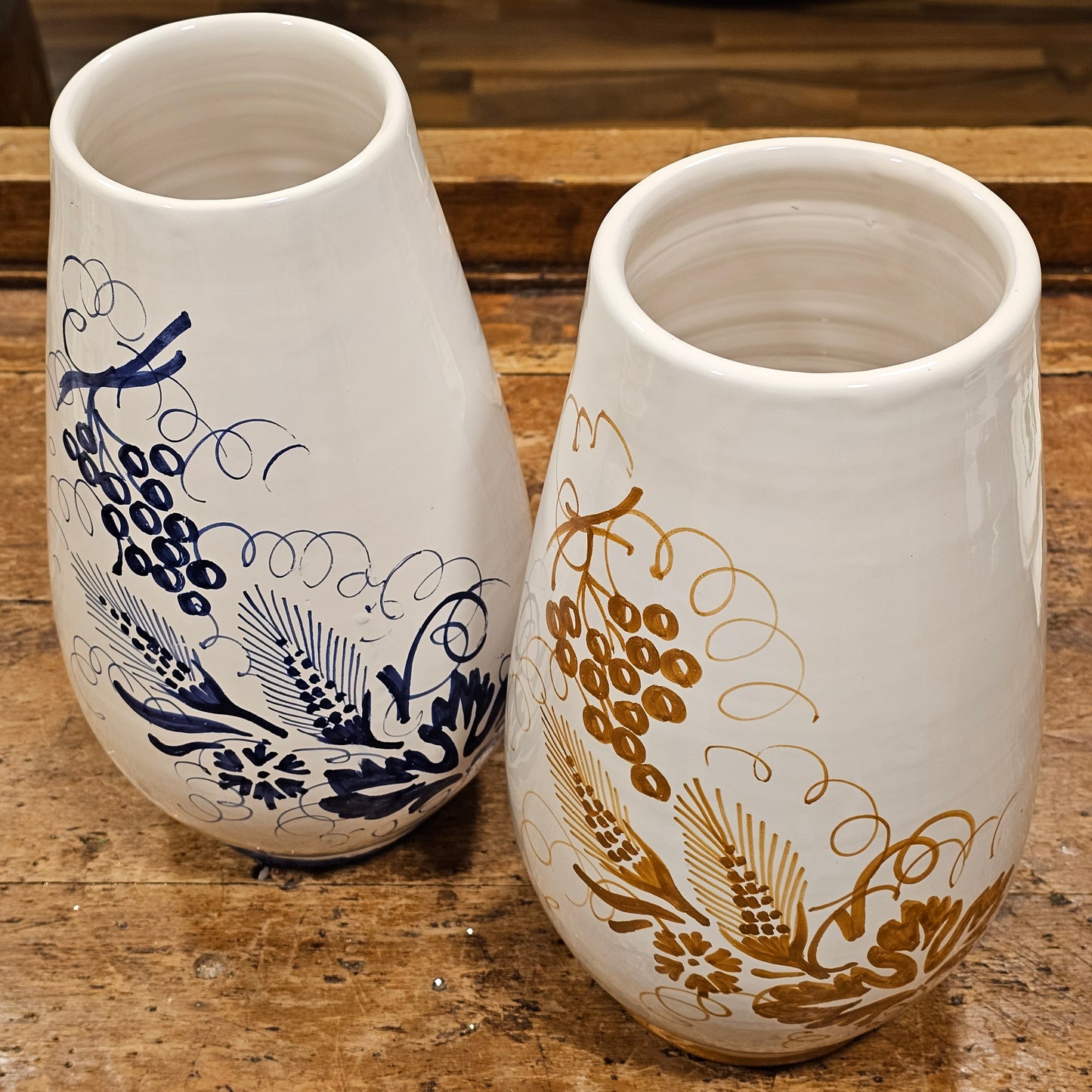 Flower vase with spike decorations and Romagna grapes