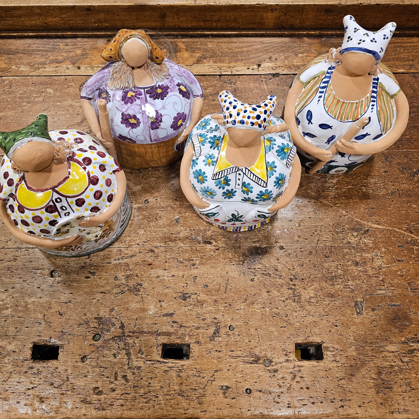 Azdora romagnola gigante in ceramica decorata a mano