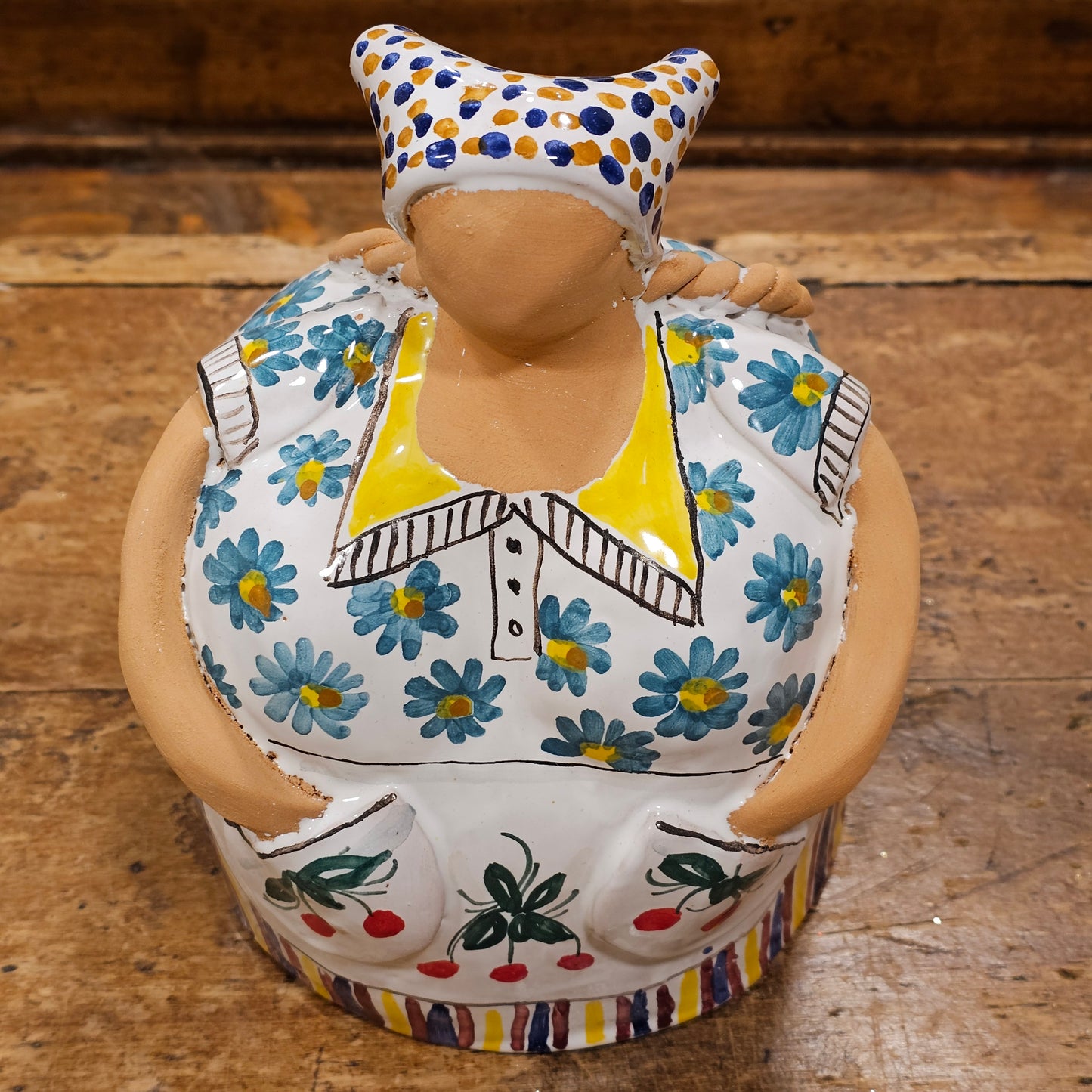 Azdora romagnola gigante in ceramica decorata a mano