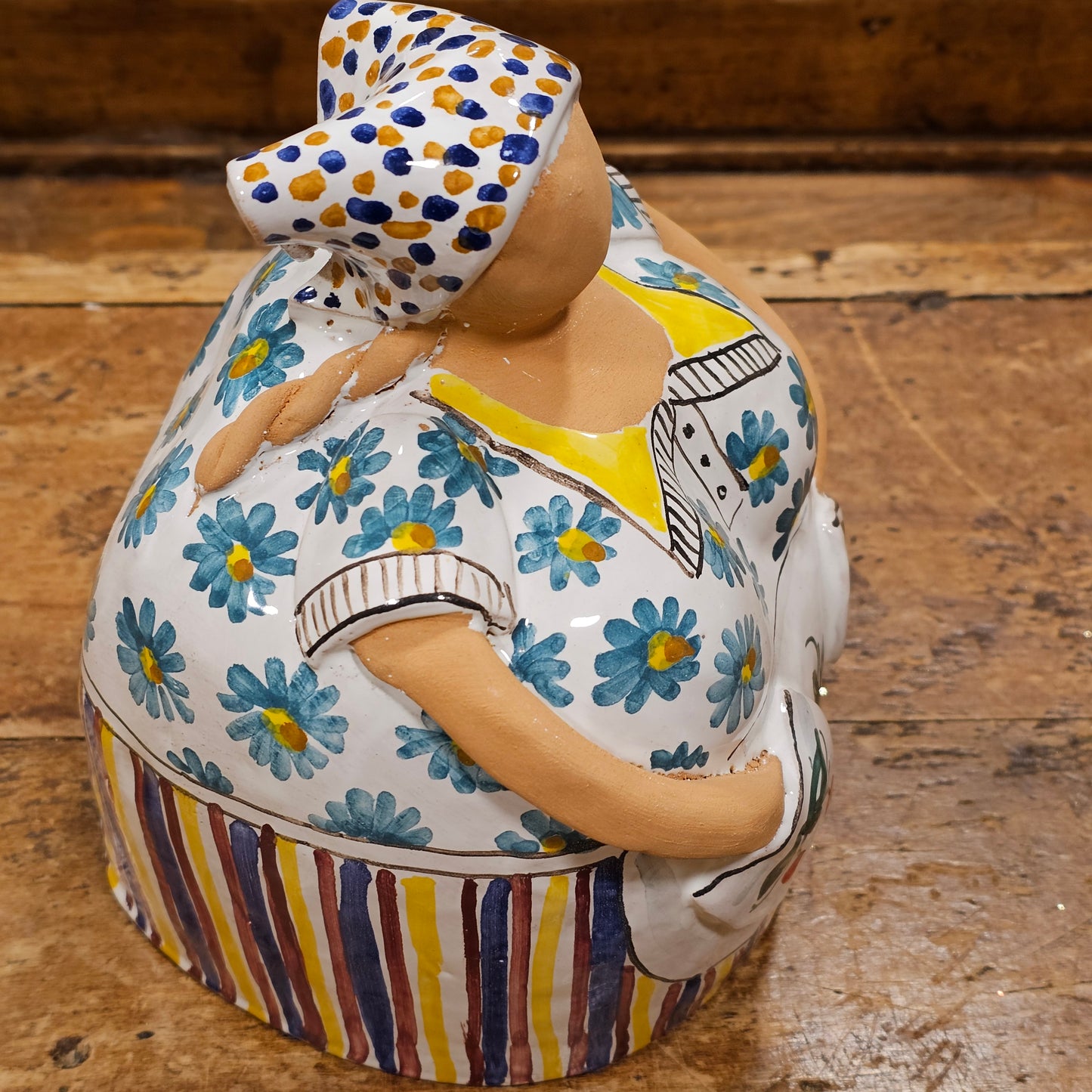 Azdora romagnola gigante in ceramica decorata a mano