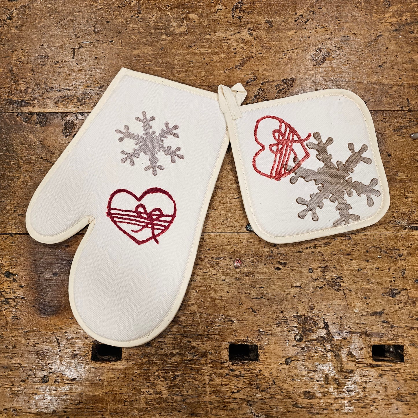 Flakes and Hearts potholders and kitchen glove
