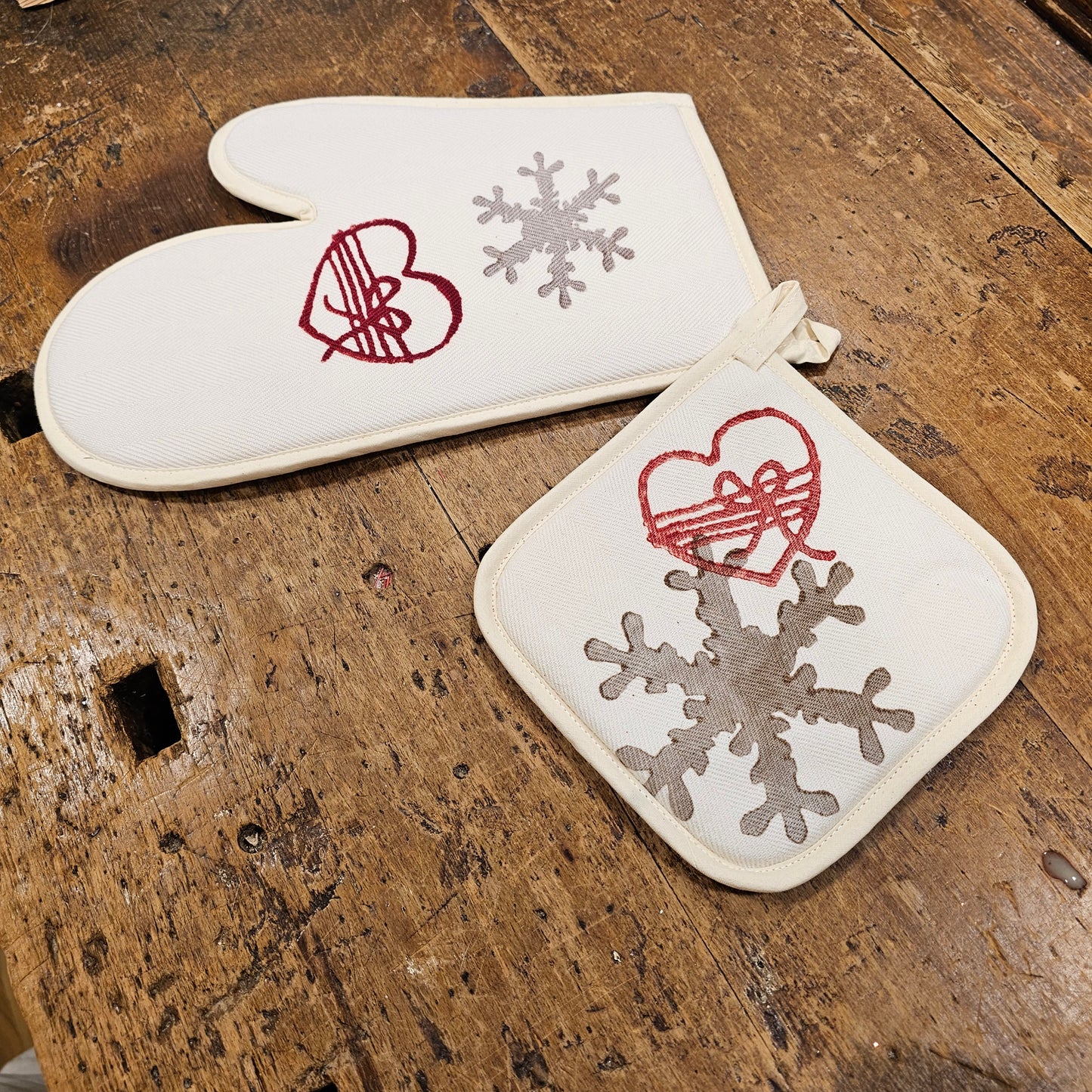 Flakes and Hearts potholders and kitchen glove