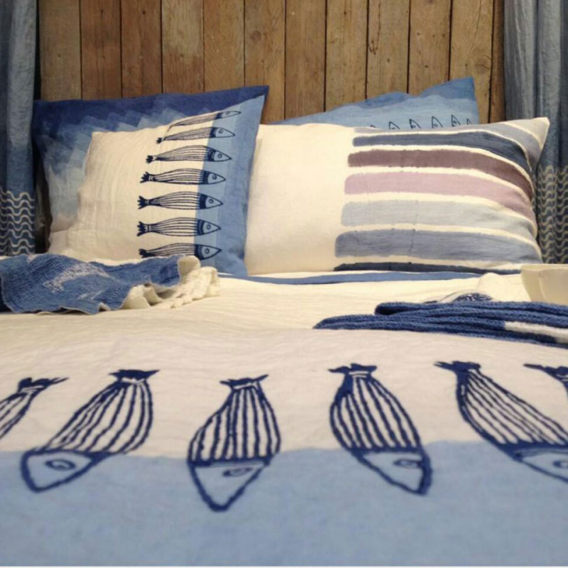 Sheets and pillowcases with oak print decoration