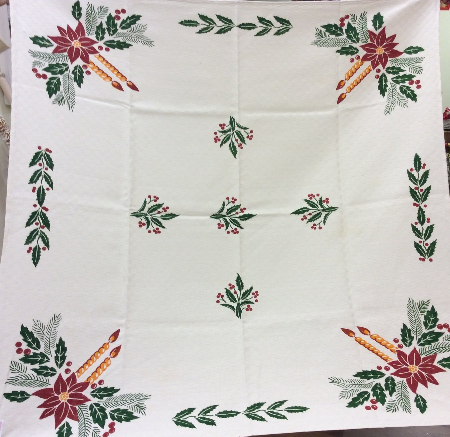 Table cover in Christmas linen blend Candles and Holly