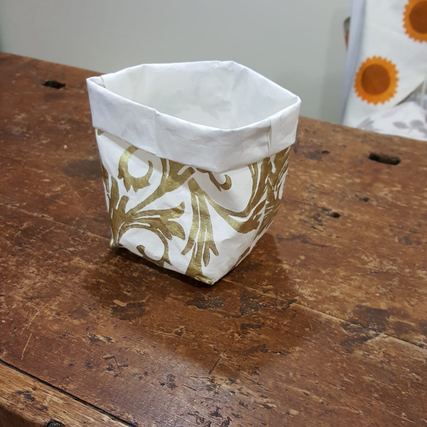 Bread basket or object holder in washable paper from the Acanto collection
